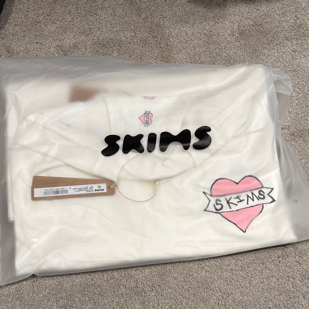 SKIMS💞💕 Cream T-Shirt with Pink Heart set